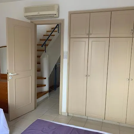 Regina Gardens - Spacious 3 Bed, 2 Bath Maisonette * 파포스