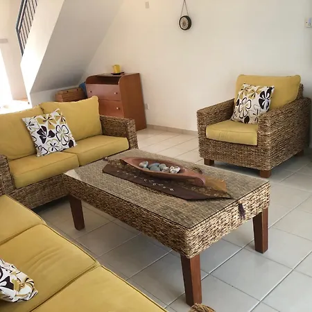 Regina Gardens - Spacious 3 Bed, 2 Bath Maisonette *