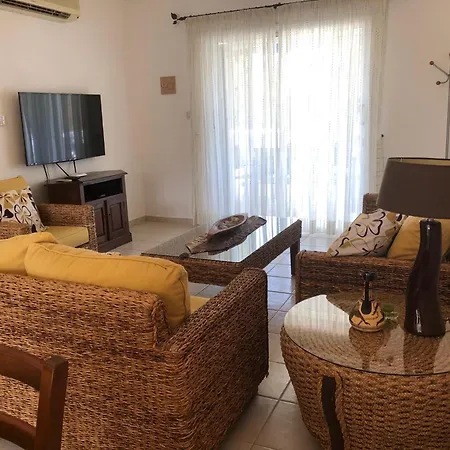Dom wakacyjny Regina Gardens - Spacious 3 Bed, 2 Bath Maisonette Pafos