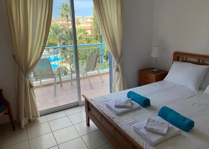 Regina Gardens - Spacious 3 Bed, 2 Bath Maisonette