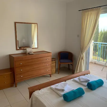 Regina Gardens - Spacious 3 Bed, 2 Bath Maisonette *