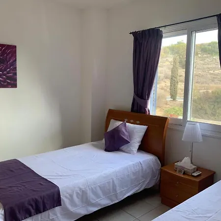 Regina Gardens - Spacious 3 Bed, 2 Bath Maisonette