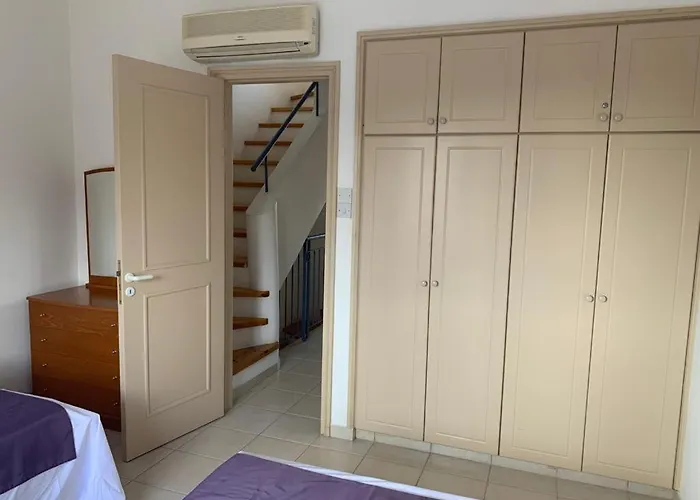 Regina Gardens - Spacious 3 Bed, 2 Bath Maisonette * بافوس