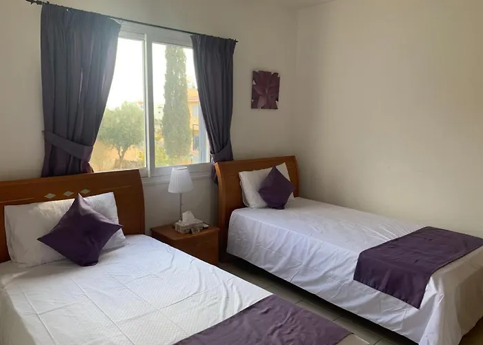 Regina Gardens - Spacious 3 Bed, 2 Bath Maisonette بيت للعطل