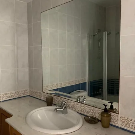 Regina Gardens - Spacious 3 Bed, 2 Bath Maisonette בית נופש *