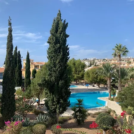 Regina Gardens - Spacious 3 Bed, 2 Bath Maisonette بيت للعطل
