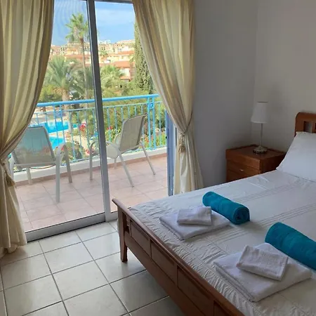 Regina Gardens - Spacious 3 Bed, 2 Bath Maisonette