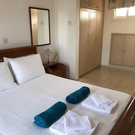 Regina Gardens - Spacious 3 Bed, 2 Bath Maisonette * פאפוס