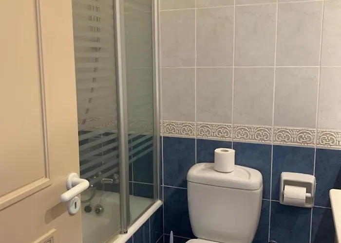 Regina Gardens - Spacious 3 Bed, 2 Bath Maisonette *