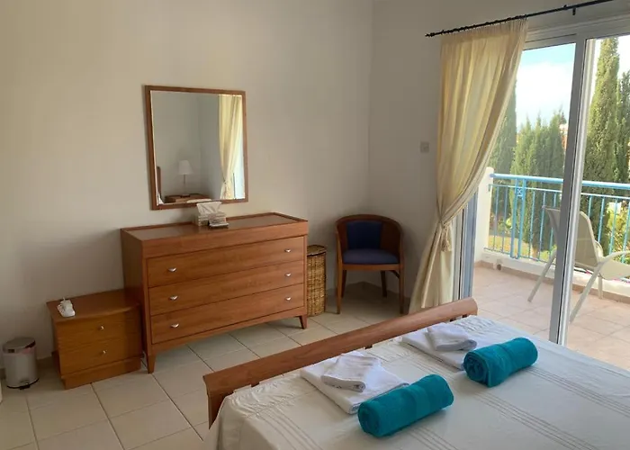 Regina Gardens - Spacious 3 Bed, 2 Bath Maisonette *