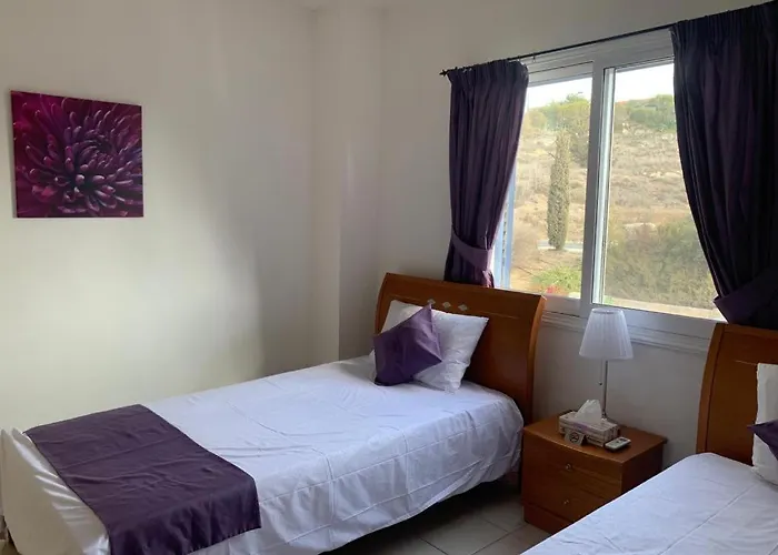 Regina Gardens - Spacious 3 Bed, 2 Bath Maisonette