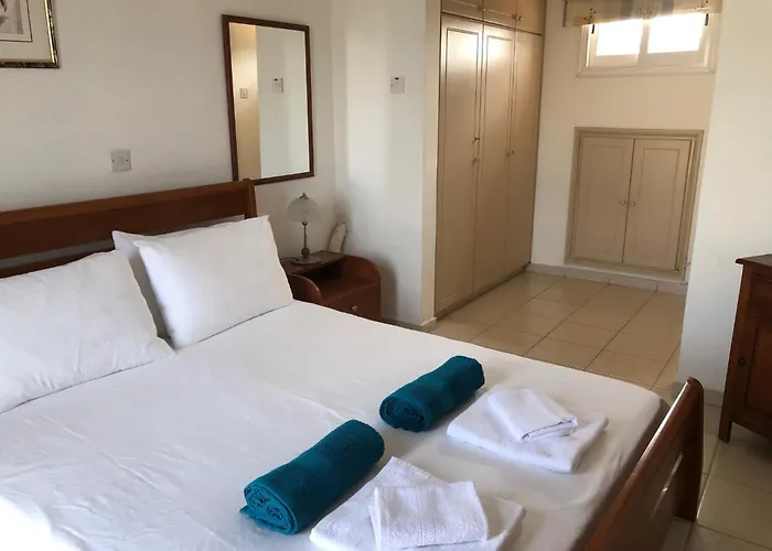 Regina Gardens - Spacious 3 Bed, 2 Bath Maisonette * パ フォス