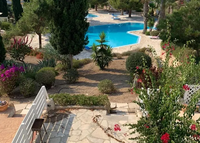 Regina Gardens - Spacious 3 Bed, 2 Bath Maisonette Semesterbostad