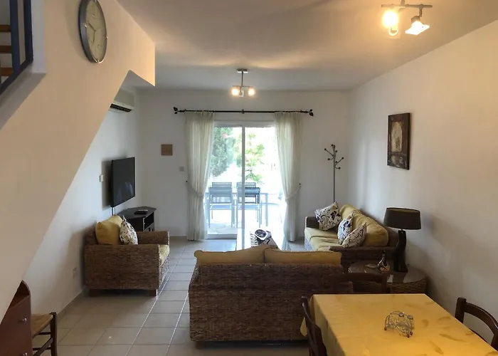 Regina Gardens - Spacious 3 Bed, 2 Bath Maisonette 別荘 *