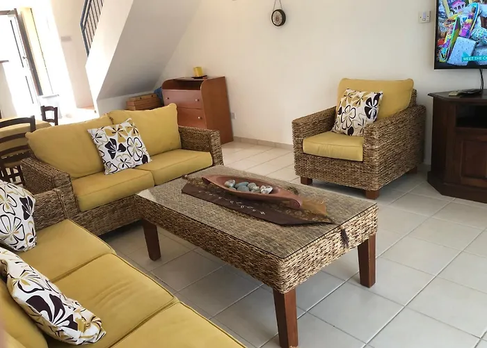 Regina Gardens - Spacious 3 Bed, 2 Bath Maisonette *