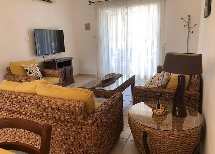 別荘 Regina Gardens - Spacious 3 Bed, 2 Bath Maisonette パ フォス