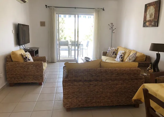 Semesterbostad Regina Gardens - Spacious 3 Bed, 2 Bath Maisonette Paphos